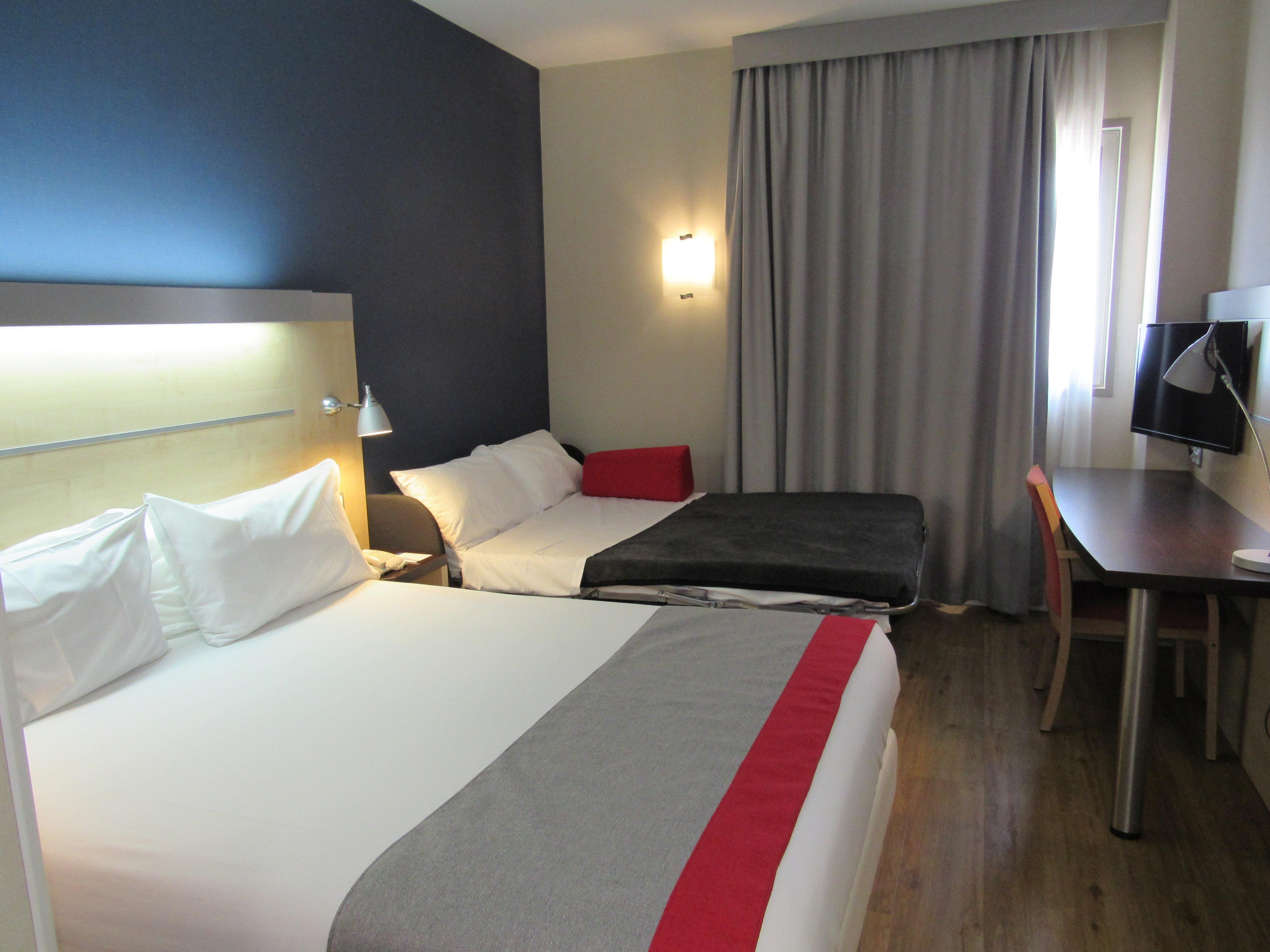 Holiday Inn Express Sant Cugat, An Ihg Hotel Sant Cugat del Valles Bagian luar foto