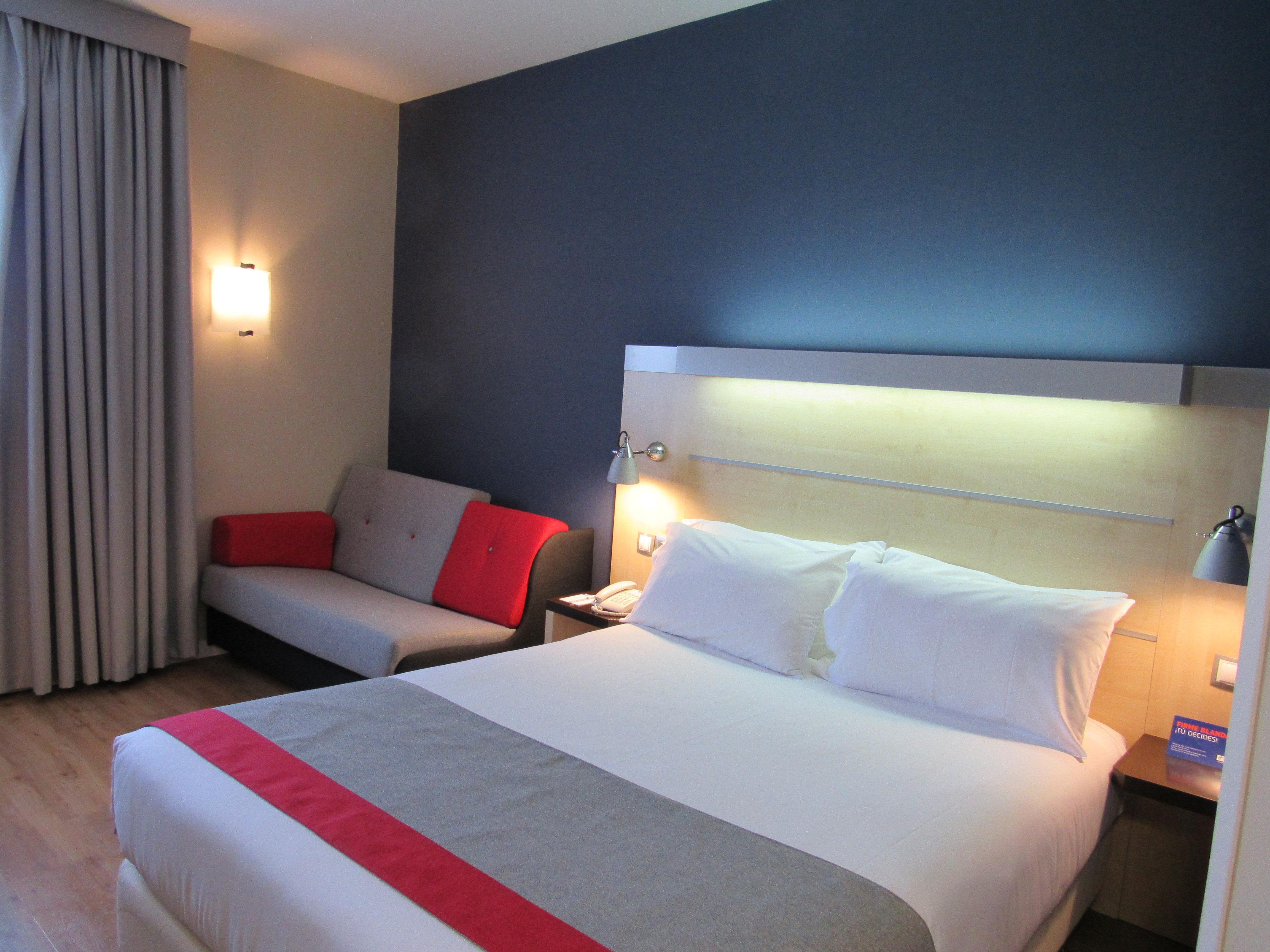 Holiday Inn Express Sant Cugat, An Ihg Hotel Sant Cugat del Valles Bagian luar foto